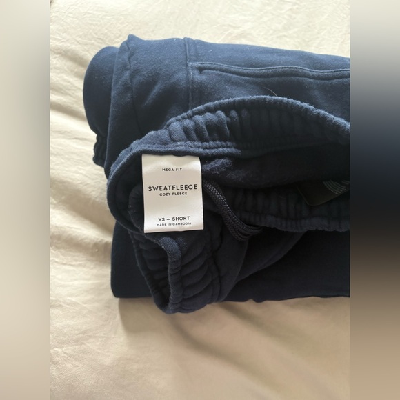 Aritzia mega fit sweat fleece pants - Picture 2 of 2